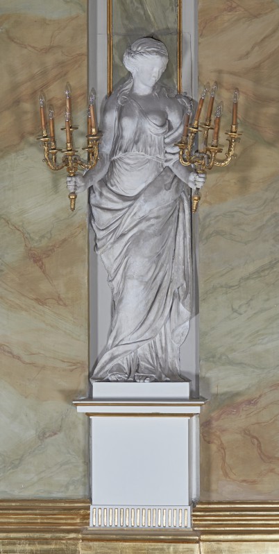 Posąg kobiety ze świecznikami VII