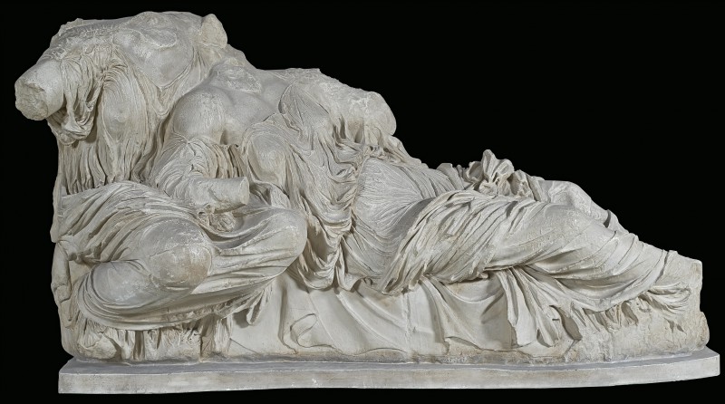 Posągi dwóch kobiet z grupy rzeźbiarskiej ze wschodniego przyczółka świątyni w Partenonie