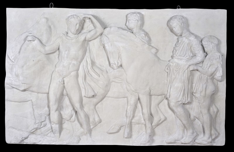 Scena przygotowań do kawalkady z Procesji Panatenajskiej (dla upamiętnienia urodzin bogini Ateny). Fragment północnego fryzu partenońskiego.
