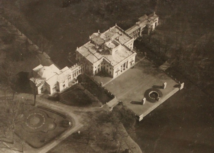 Archiwalne zdjęcie Pałacu na Wyspie z lotu ptaka.