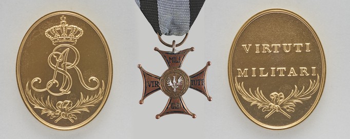 Ordery Virtuti Militari, po lewej i po prawej stronie owalne medale ze złota, pośrodku krzyż Virtuti Militari