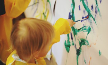 Małe dziecko malujące po ścianie. 