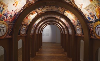 Instalacja z replikami fresków z konkatedry św. Jana w Valletcie. Widoczne jest okrągłe sklepienie, na którym namalowane są sceny biblijne. 