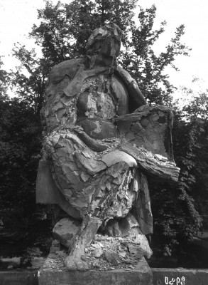 Posąg przedstawiający postać dramaturga.