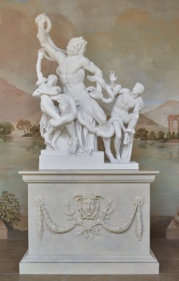 Rzeźba przedstawiająca mitologicznego Laokoona u jego trzech synów, oplecionych przez węże.