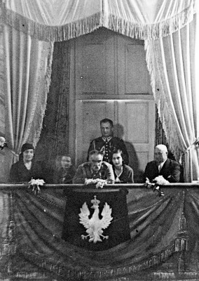Marszałek Józef Piłsudski z żoną Aleksandrą oraz córkami Jadwigą i Wandą w loży w Teatru Królewskiego.