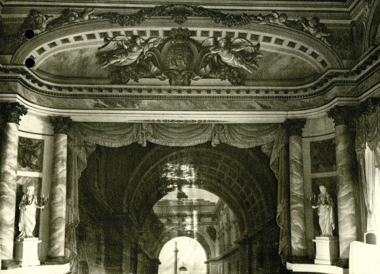 Scena Teatru Królewskiego z kurtyną przedstawiająca Wielka Arkę Admiralicji i plac przed Ermitażem w Petersburgu.