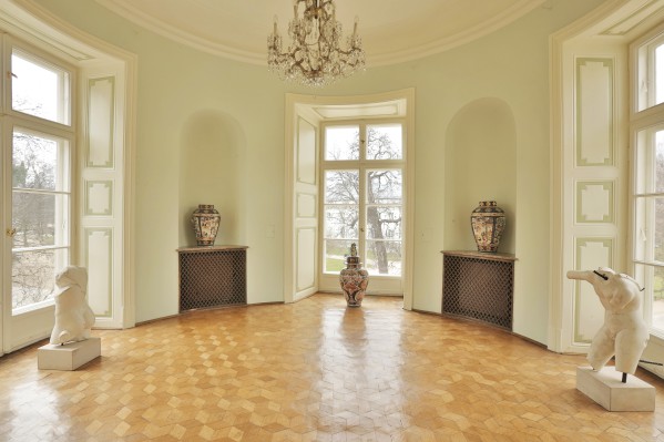 Gabinet narożny w Pałacu Myślewickim o owalnym kształcie zdobią trzy duże okna, pod którymi stoją wazy i rzeźby.
