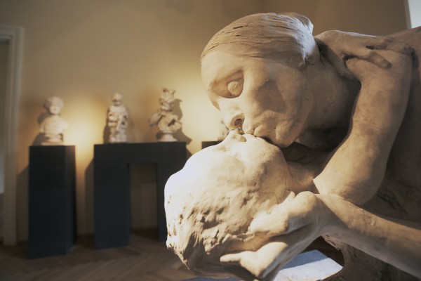 Rzeźba przedstawiająca matkę trzymającą w objęciach dziecko i całującą go. 