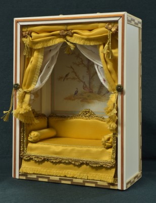 Miniatura łóżka królewskiego z niszą.