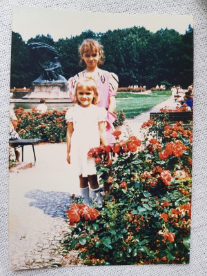 Dwie dziewczynki stoją przed Pomnikiem Chopina