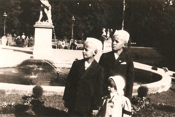 Dzieci stojące pod pomnikiem.