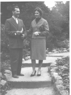 Mężczyzna i kobieta stoją na schodach. 