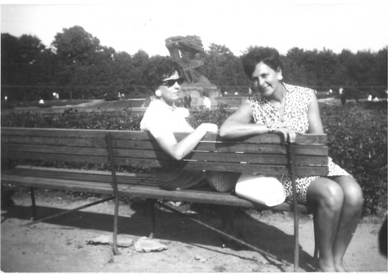 Dwie kobiety siedzą na ławce.