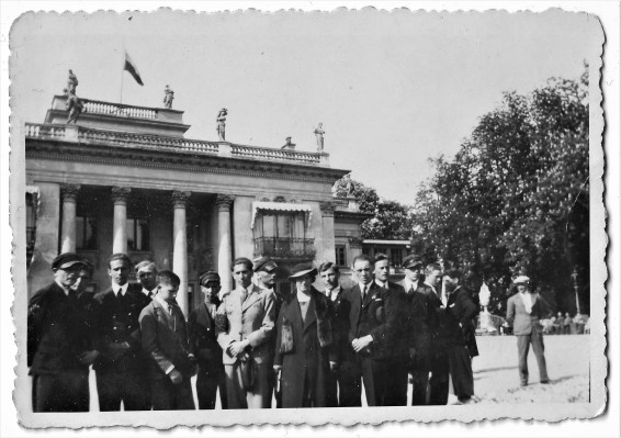 Grupa osób stojąca przed Pałacem na Wyspie.