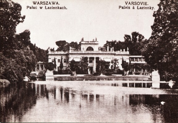 Archiwalna pocztówka przedstawiająca Pałac na Wyspie w otoczeniu wody i drzew. 