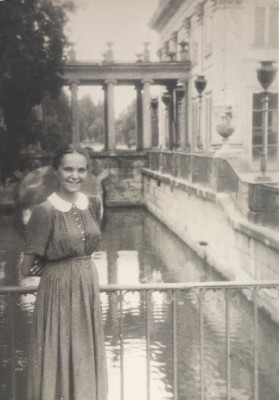 Kobieta stojąca na mostu nad kanałem przy Pałacu na Wyspie.