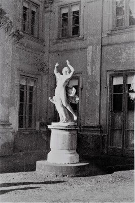 Archiwalne zdjęcie przedstawiające rzeźbę tańczącej kobiety.