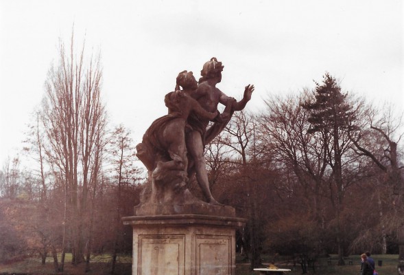 Pomnik przedstawiający kobietę i mężczyznę. 