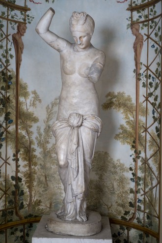 Rzeźba przedstawiająca nagą kobietę.
