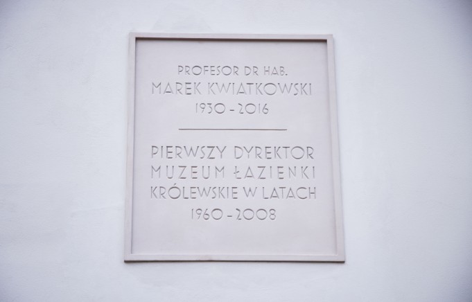 Tablica pamiątkowa z napisem: profesor dr hab. Marek Kwiatkowski (1930-2016). Pierwszy dyrektor Muzeum Łazienki Królewskie w latach 1960-2008