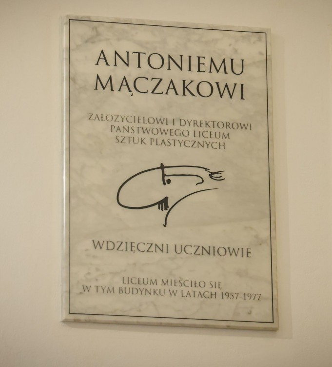 Kamienna tablica na ścianie. 