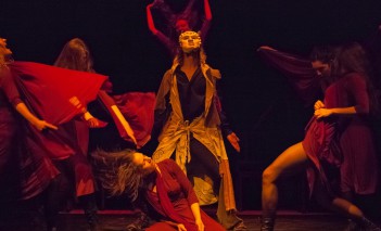 Przedstawienie w Teatrze Królewskim, grupa osób tańczy na scenie.