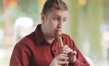 Mężczyzna grający na flecie.