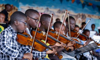 Dzieci grające na skrzypcach.