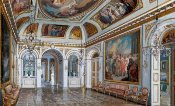 Widok na dawną Salę Salomona w Pałacu na Wyspie. Ściany zdobią malowidła o tematyce religijnej autorstwa M. Bacciarellego. 