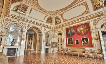 Sala Salomona w Pałacu na Wyspie, na ścianach widoczne są obrazy, pod ścianą stoją meble.