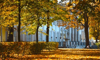 Pałac na Wyspie w otoczeniu jesiennych drzew.
