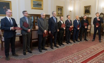 Powołanie Rady Instytutu POLONIKA, członkowie rady stoją obok siebie w rzędzie z aktami powołania.