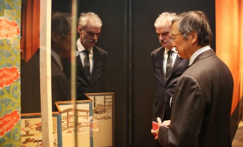 Dwóch mężczyzn zwiedza wystawę.