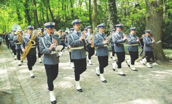 Parada orkiestry policyjnej w ogrodach Łazienek Królewskich.