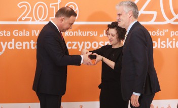 Prezydent Polski wręcza nagrodę "Lidera Dostęności" dyrektorowi Muzeum Łazienki Królewskie i pracownicy Muzeum.
