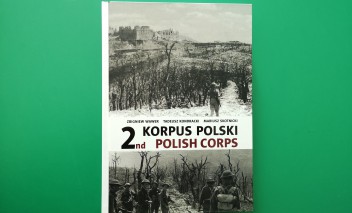 Okładka książki, na której widnieje czarno-białe zdjęcie wzgórza Monte Cassino.