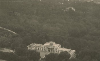 Archiwalne zdjęcie Belwederu, budynek widać z lotu ptaka wśród zieleni.