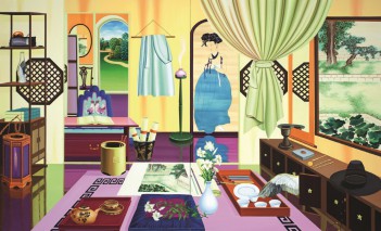 Pokój w stylu koreańskim, pod ścianą po lewej stronie stoi regał, pośrodku leży dywan, na którym stoją tace z talerzami, dzbankiem i filiżankami oraz wazon z kwiatami, z prawej strony stoi szafka, nad którą wisi przedstawiający krajobraz obraz.