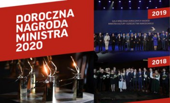  Zdjęcie z napisem "Doroczna Nagroda Ministra 2020", pod spodem stoją statuetki, obok cztery grupowe zdjęcia laureatów Nagrody z poprzednich lat. 