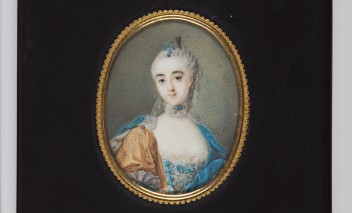 Miniatura przedstawiająca portret młodej kobiety, w XVIII-wiecznej sukni.