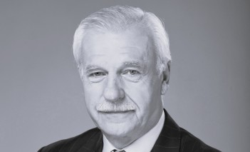 Zdjęcie przedstawiające popiersie mężczyzny w garniturze. 