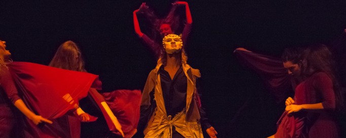 Przedstawienie w Teatrze Królewskim, grupa osób tańczy na scenie.