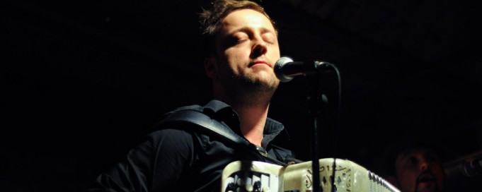 Mężczyzna grający na akordeonie.