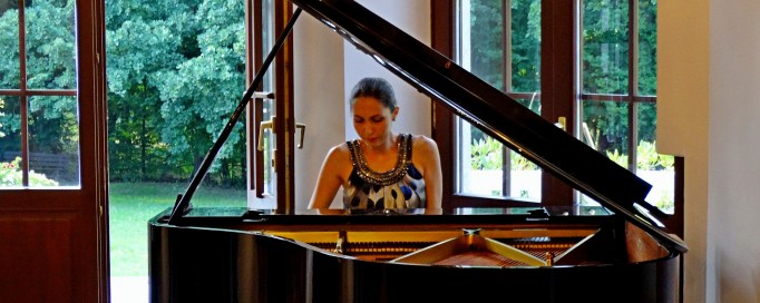 Kobieta grająca na fortepianie.