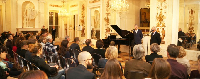 Konferencja w Sali Balowej Pałacu na Wyspie, ludzie siedzą na krzesłach, prelegenci przemawiają, stojąc przed mikrofonem.