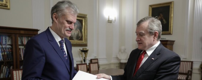 Dyrektor Muzeum Łazienki Królewskie otrzymuje z rąk ministra kultury dokumet.