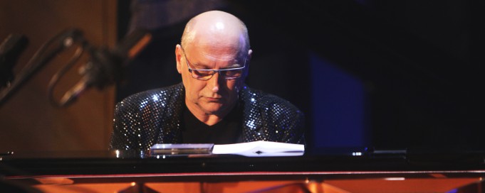 Mężczyzna gra na fortepianie.