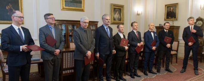 Powołanie Rady Instytutu POLONIKA, członkowie rady stoją obok siebie w rzędzie z aktami powołania.