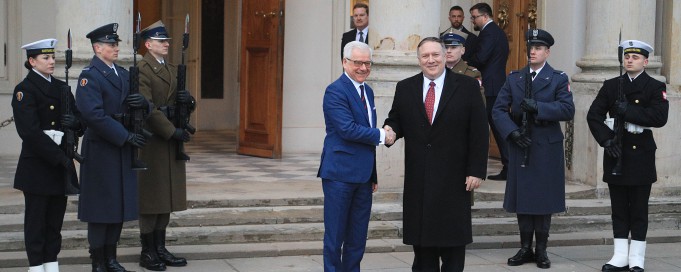 Szefowie dyplomacji Polski i USA przed Pałacem na Wyspie, za nimi stoją dwaj żołnierze z warty honorowej.